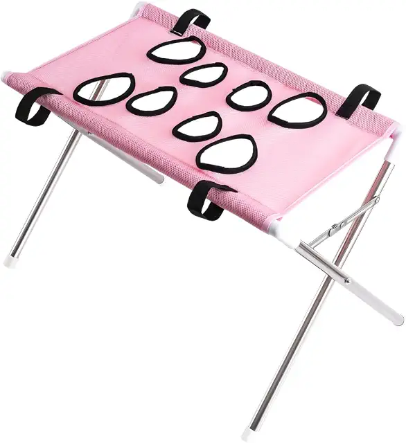 Couple toilettant un bichon sur la terrasse avec la table pliable